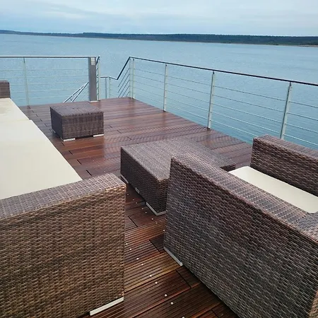 Schwimmendes Ferienhaus Silent 11 *